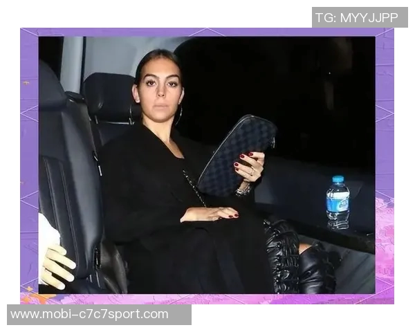 乔治娜分享迷你罗家族正装照颁奖礼上全家齐聚显温馨气氛