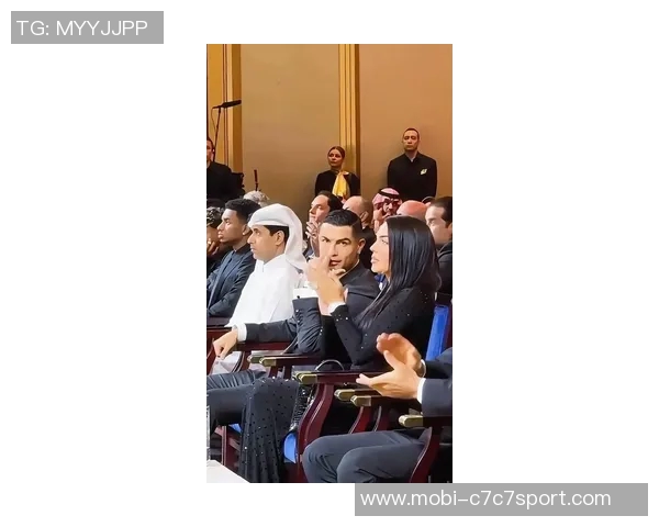 C罗获环足奖感言感谢妻子乔治娜台下微笑展幸福瞬间