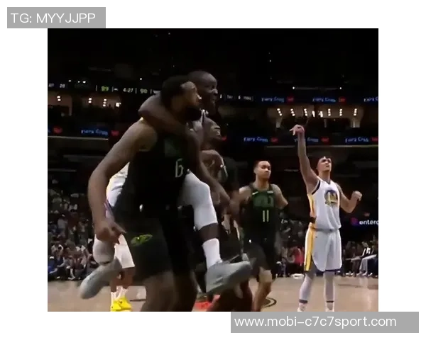 勇士替补席冲突升级追梦失控怒斥科尔引发热议 勇士替补席冲突升级追梦失控怒斥科尔引发热议